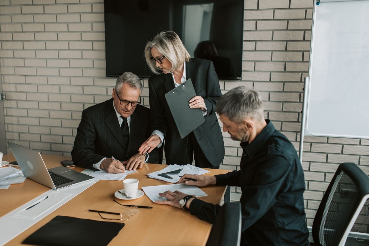 Het team van JOUHAR EXPERTISE BUREAU aan de vergadertafel